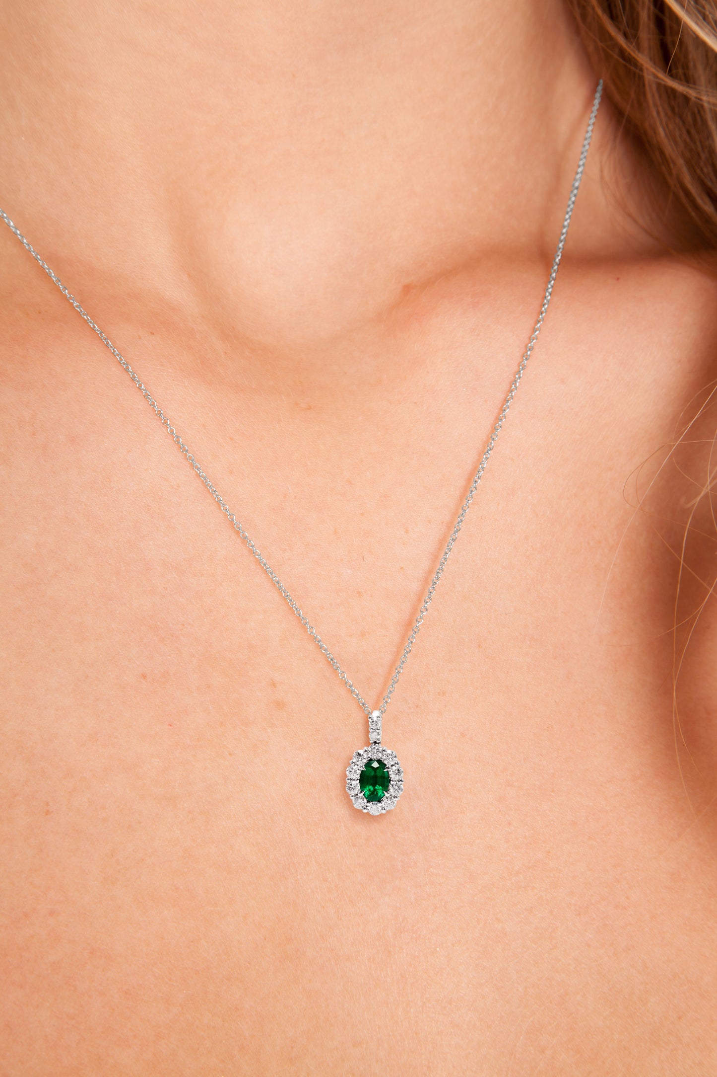 EMERALD AND DIAMOND PENDANT NECKLACE
